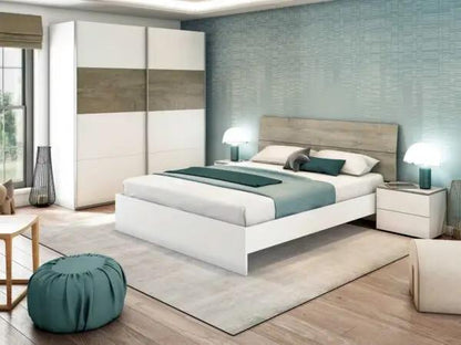 Camera da letto moderna con armadio Bianco Artik e Rovere Alaska, letto matrimoniale bianco e pareti azzurre.