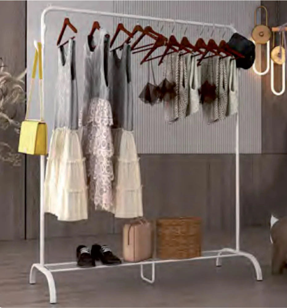 Stand appendiabiti Teddy in acciaio bianco con base portaoggetti, ideale per organizzare abiti, scarpe e accessori in ambienti moderni.