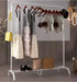Stand appendiabiti Teddy in acciaio bianco con base portaoggetti, ideale per organizzare abiti, scarpe e accessori in ambienti moderni.