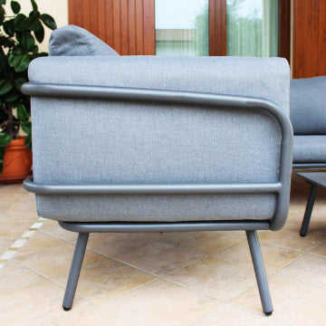 Salotto angolare con struttura in alluminio grigio scuro e cuscini