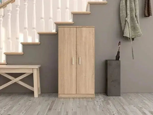 MOBILE SCARPIERA 55X36X108H CANAD. posizionato sotto una scala, colore rovere canadian, ideale per organizzare scarpe in spazi ridotti.