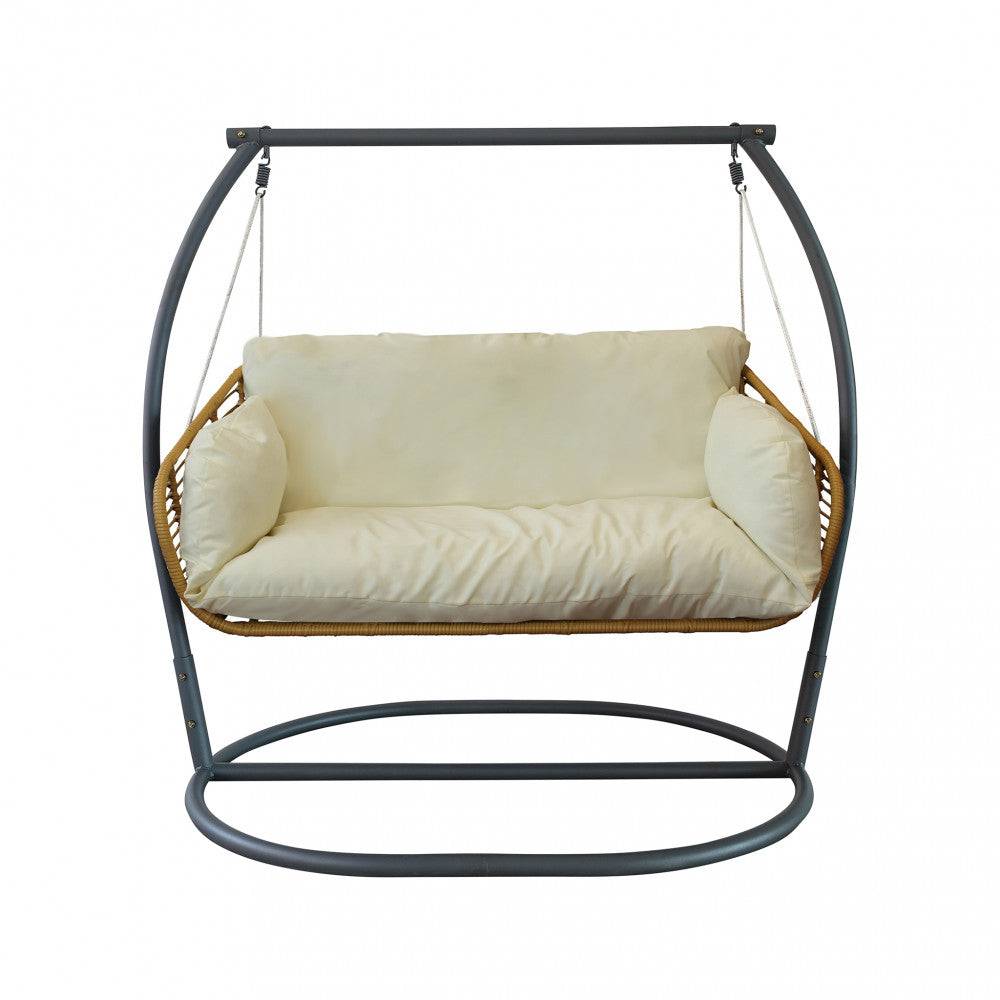 Altalena da giardino con struttura in metallo grigia e seduta in wicker beige con cuscini imbottiti, design moderno e resistente