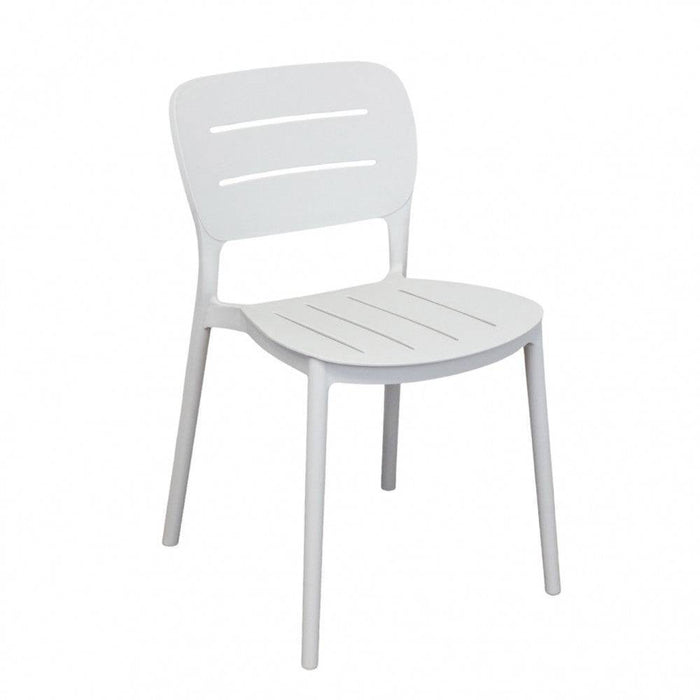 Sedia Giselle in polipropilene bianca, impilabile e senza braccioli, ideale per interni moderni. Design compatto 44x52.5x79cm per spazi versatili.