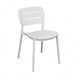 Sedia Giselle in polipropilene bianca, impilabile e senza braccioli, ideale per interni moderni. Design compatto 44x52.5x79cm per spazi versatili.