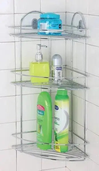 Mensola angolare a 3 ripiani da Hobby Shop Solution 23x23x52 in acciaio cromato, montata su piastrelle bianche con prodotti da bagno esposti.