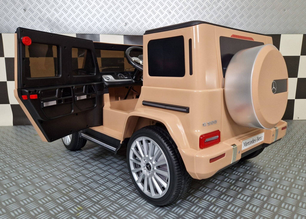 Auto elettrica per bambini Mercedes G500 con portiere aperte, dettagli realistici e design di lusso in colore sabbia