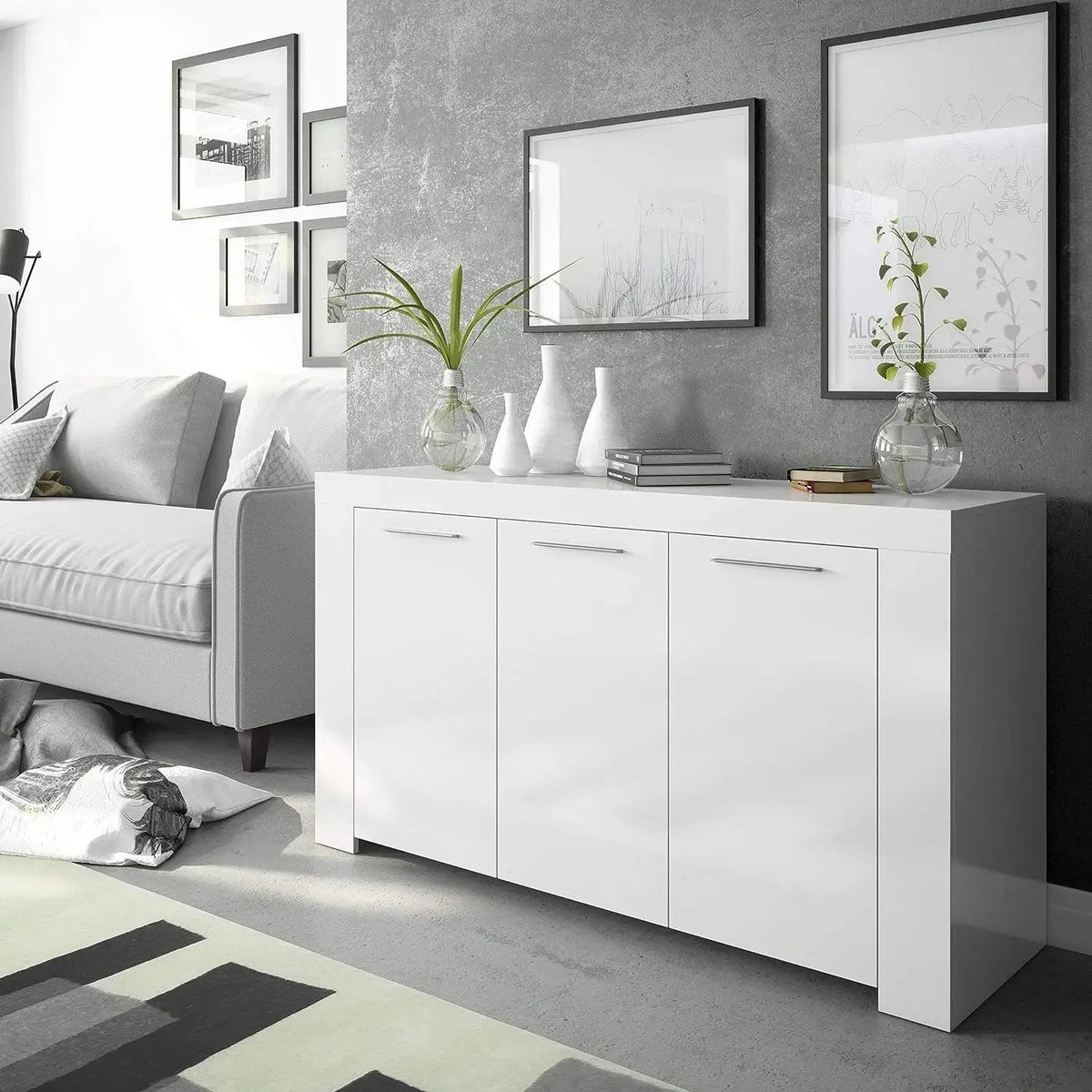 Mobile base bianco opaco L144 x P42 x H80 cm con 3 ante, posizionato in un soggiorno moderno con decorazioni minimaliste.