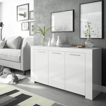 Mobile base bianco opaco L144 x P42 x H80 cm con 3 ante, posizionato in un soggiorno moderno con decorazioni minimaliste.