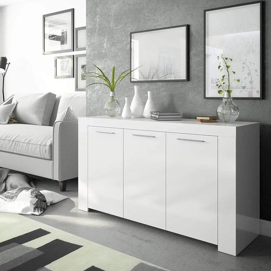 Mobile base bianco opaco L144 x P42 x H80 cm con 3 ante, posizionato in un soggiorno moderno con decorazioni minimaliste.