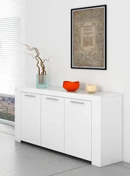 Mobile base bianco opaco L144 x P42 x H80 cm in un ambiente luminoso, decorato con vasi e un quadro classico.