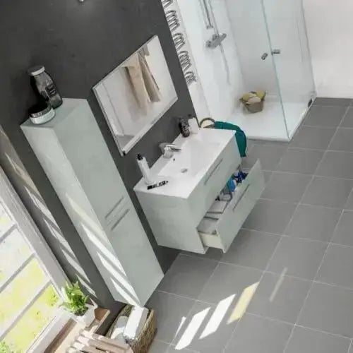 Vista dall'alto del set di mobili bagno sospesi Aruba in cemento, con cassettoni aperti e lavabo, in un bagno moderno e luminoso.