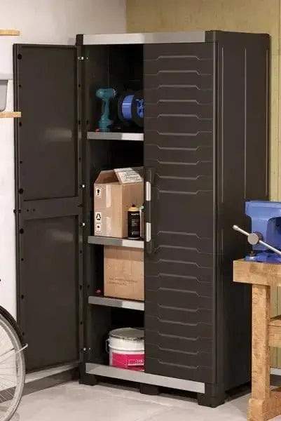 Mobiletto Keter Detroit XL in resina antracite, con ripiani regolabili e spazio per attrezzi e materiali da lavoro.