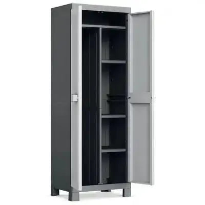Armadio multiuso Keter in resina con ripiani regolabili e spazio verticale per scope o oggetti lunghi, design resistente e moderno.