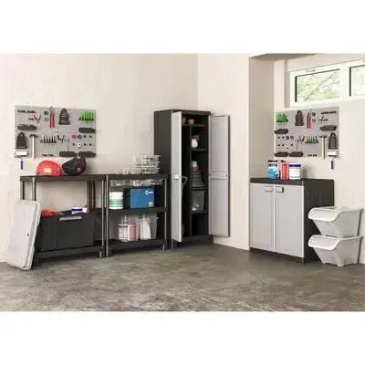 Mobile in resina portascope Keter posizionato in un ambiente organizzato con altri mobili, ideale per garage o spazi di lavoro.