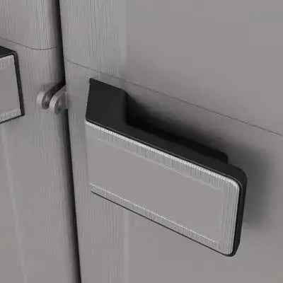Dettaglio della maniglia del mobile in resina portascope Keter, design ergonomico e resistente per un'apertura facile e sicura.