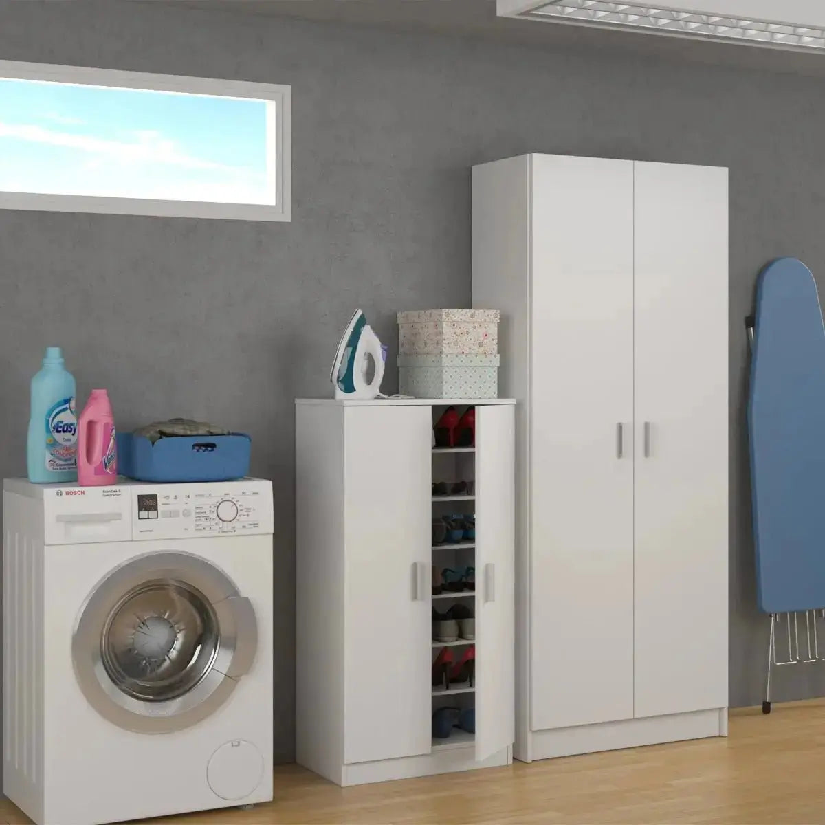 Scarpiera bianca a 2 ante posizionata in una lavanderia accanto a una lavatrice e un'asse da stiro. Design compatto e salvaspazio.
