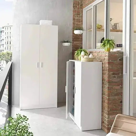 Scarpiera bianca moderna a 2 ante su un balcone accanto a piante e mattoni a vista. Ideale per spazi interni ed esterni.