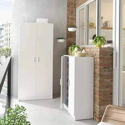Scarpiera bianca moderna a 2 ante su un balcone accanto a piante e mattoni a vista. Ideale per spazi interni ed esterni.