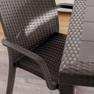 Tavolo Rettangolare Houston marrone con sedia coordinata in plastica stile wicker, ideale per spazi esterni.