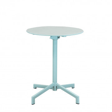 Vista frontale del Tavolo Vega ø 60 azzurro chiaro, perfetto per ambienti esterni grazie al trattamento antiruggine.