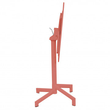 Vista laterale del Tavolo Vega ø 60 rosso corallo con piano ribaltabile, perfetto per ottimizzare lo spazio esterno.