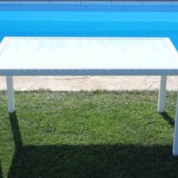 Tavolo da giardino Azore bianco con piano in vetro, posizionato vicino a una piscina, ideale per arredare spazi esterni con stile.