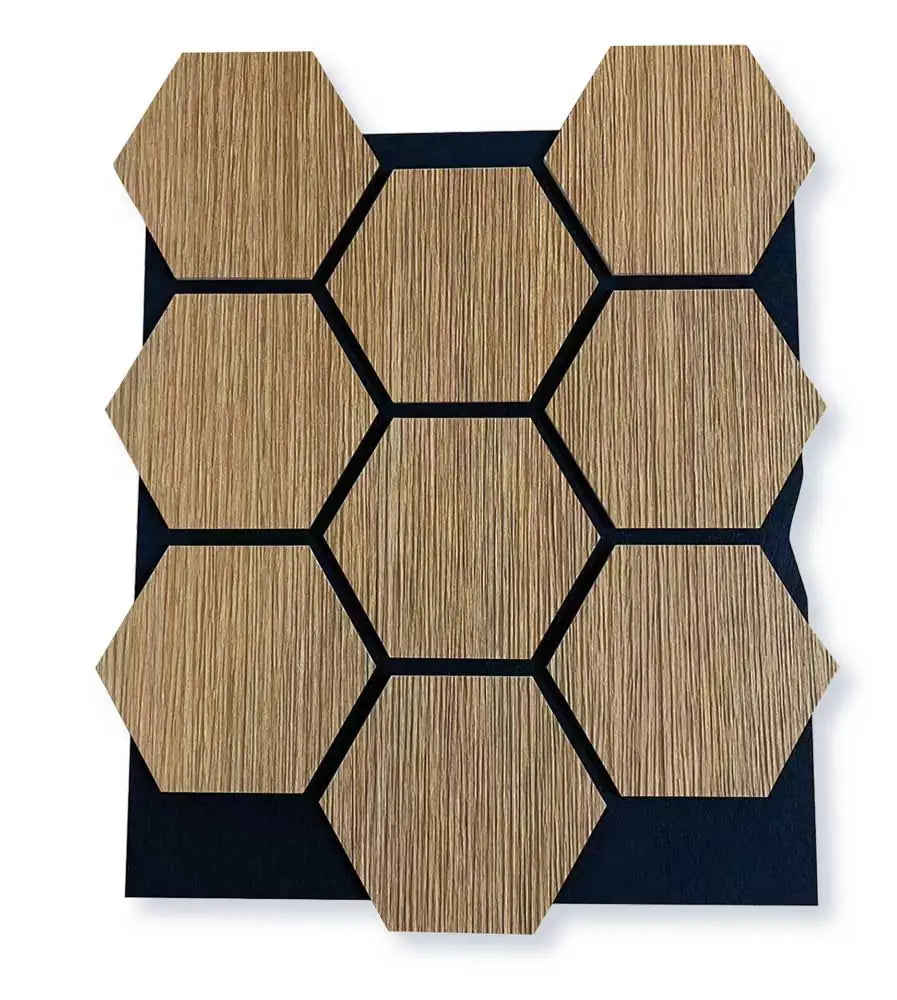 Dettaglio di pannello acustico esagonale in rovere con struttura in legno naturale, perfetto per ambienti moderni e miglioramento acustico.