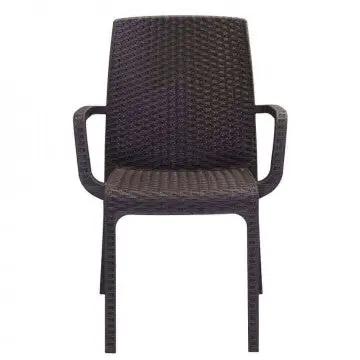 Vista frontale della Poltrona Indiana marrone in wicker con struttura plastica stampata. Perfetta per spazi esterni eleganti.