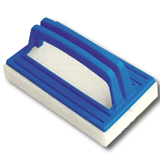 Spugna con manico per pulizia bordi piscina abrasiva 14,5x8 cm, ideale per rimuovere incrostazioni e sporco ostinato. Accessorio Eurogross per detergenti piscine.
