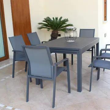 Tavolo da giardino Hawaii in alluminio antracite nella versione chiusa, abbinato a sedie moderne per ambienti esterni eleganti.