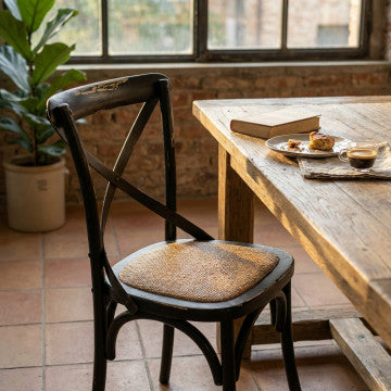 Sedia vintage in rattan e legno, seduta nera, dimensioni 46x42x87 cm