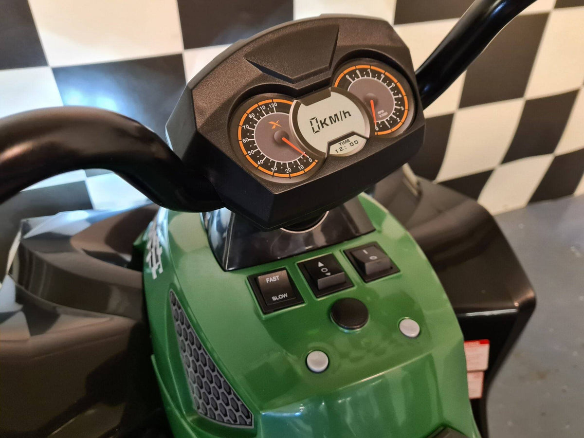 Quad elettrico per bambini con manubrio nero, display digitale e luci blu, dettagli di design sportivo verde e nero, adatto a giochi all'aperto.