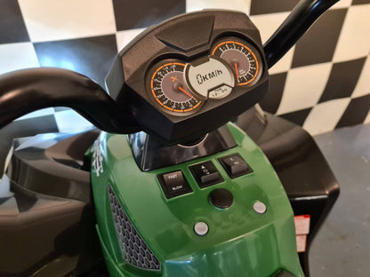 Quad elettrico per bambini con manubrio nero, display digitale e luci blu, dettagli di design sportivo verde e nero, adatto a giochi all'aperto.