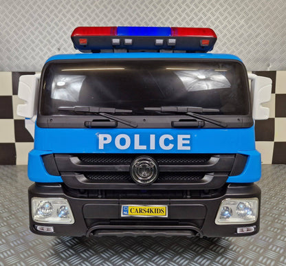 Retro del camion della polizia elettrico per bambini, con portelloni grigliati, dettagli di sicurezza e ruote robuste, colore blu e bianco.