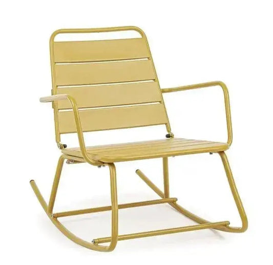 Poltrona dondolo Lillian in acciaio ocra con finitura opaca, ideale per arredo esterno. Design moderno e struttura resistente.