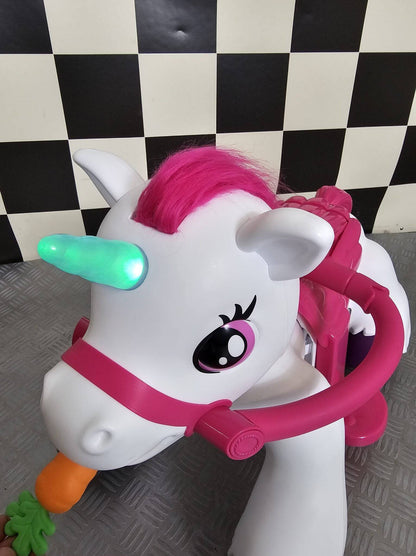 Vista laterale di un cavallo unicorno giocattolo elettrico bianco con criniera rosa, luci LED verdi e dettagli colorati, ideale per bambini