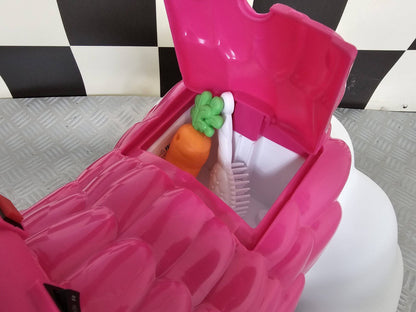 Particolare del cavallo unicorno elettrico con criniera rosa, luci LED verdi e dettagli colorati, sedile rosa e design divertente per bambini