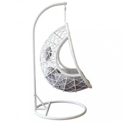 Dondolo Capraia in wicker e metallo bianco, con struttura a pendolo e seduta comoda, ideale per esterni, dimensioni 195x93x122cm.