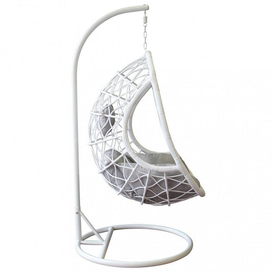Dondolo Capraia in wicker e metallo bianco, con struttura a pendolo e seduta comoda, ideale per esterni, dimensioni 195x93x122cm.
