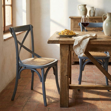Sedia in legno grigia con struttura cross, dimensioni 46x42x87 cm