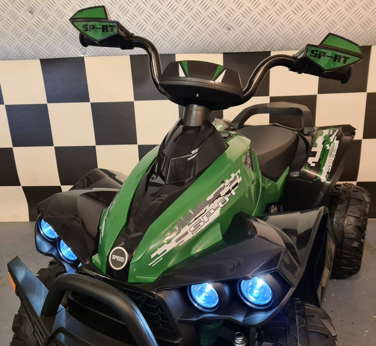 Dettaglio del cruscotto con strumenti di controllo e display digitale, manubrio nero e dettagli di design sportivo, colore verde e nero.