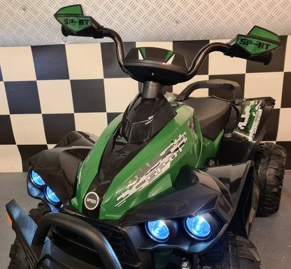Dettaglio del cruscotto con strumenti di controllo e display digitale, manubrio nero e dettagli di design sportivo, colore verde e nero.