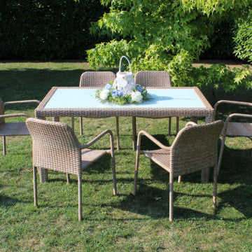 Set da giardino con tavolo Azore marrone e sedie coordinate, posizionato su prato, ideale per pranzi all'aperto.
