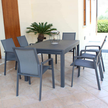 Set da giardino con poltrone Maili antracite attorno a tavolo coordinato, perfetto per ambienti esterni eleganti.