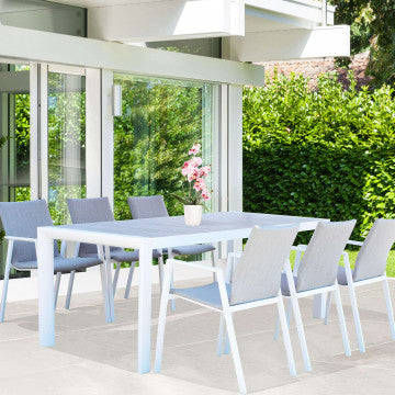 Set da giardino con poltrone Djerba bianche e tavolo coordinato su terrazza, ideale per pranzi all’aperto in ambienti eleganti.
