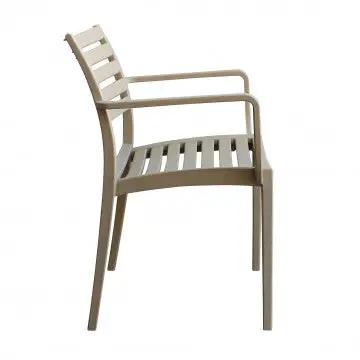 Vista laterale della poltrona Eveline beige in polipropilene, con seduta ergonomica. Misure: 58.5x55.2x84cm.