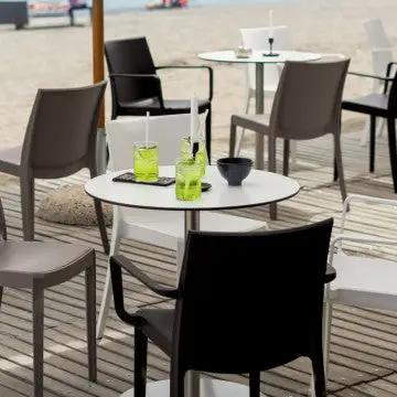 Poltrone Victoria in polipropilene antracite, taupe e bianco su pedana in legno, perfette per locali sul mare.