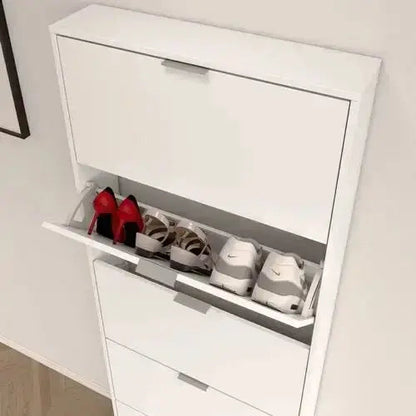 Dettaglio interno della scarpiera 5 ante bianca, con scarpe organizzate su ripiani inclinati. Soluzione pratica per mantenere ordine.