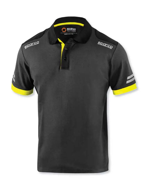 Poloshirt alta visibilità Sparco in tessuto nero con dettagli riflettenti gialli, colletto a polo, maniche con bande riflettenti e logo Sparco