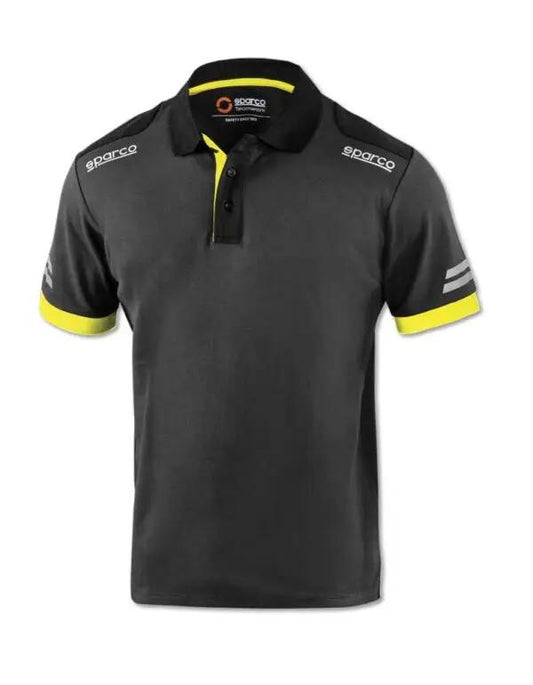 Polo tecnica a manica corta Sparco in cotone e poliestere piqué, colore nero con dettagli gialli riflettenti e logo Sparco sulle spalle.